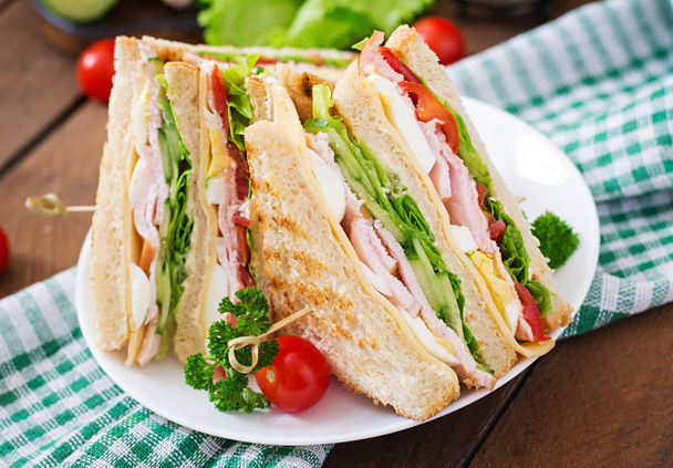 Вкусные клубные бутерброды
 - Фото, изображение