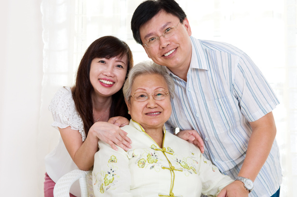 asiatische Seniorin und Kinder - Foto, Bild