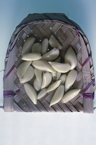 Dientes de ajo en ventilador Winnowing
 - Foto, Imagen