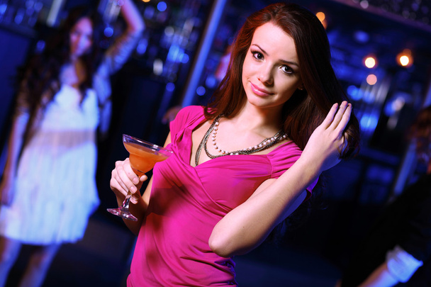 Молодая женщина развлекается на дискотеке в ночном клубе
 - Фото, изображение