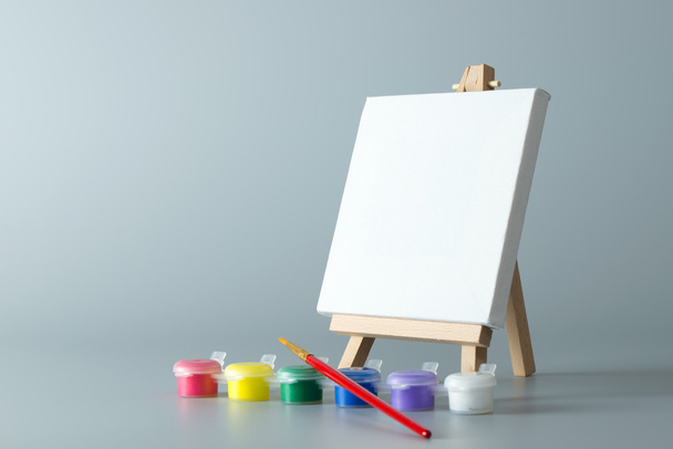 Painting easel with empty canvas - 写真・画像