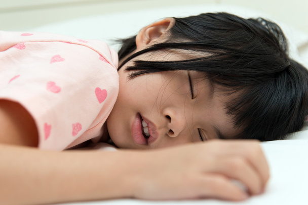 Aasian lapsi nukkuu
 - Valokuva, kuva