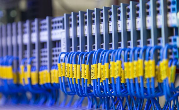 bir teknoloji veri merkezinde ağ kabloları ve sunucular - Fotoğraf, Görsel