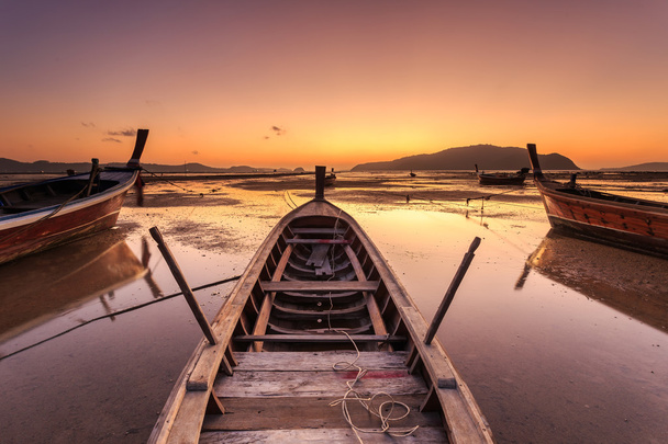 Traditional Thai longtail boat at sunrise beach in Phuket - Foto, afbeelding