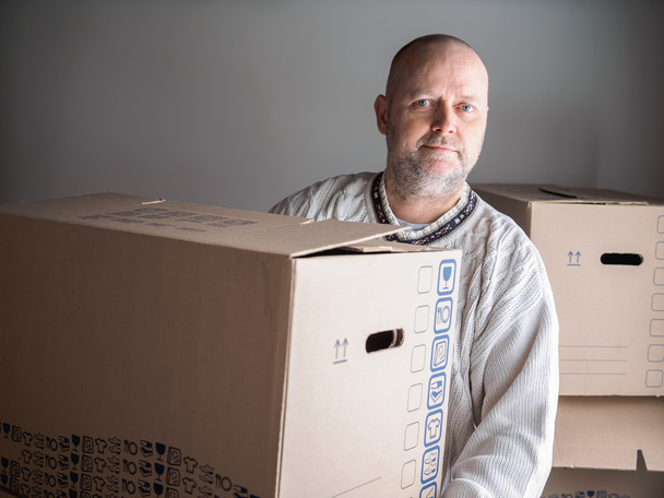 Uomo che trasporta scatole mobili
 - Foto, immagini