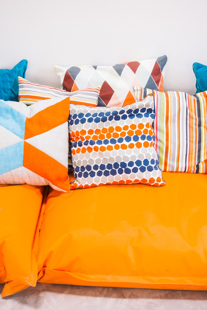 Патіо відкрита палуба з різнокольоровими подушками
 - Фото, зображення