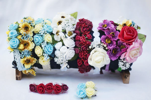 花からフープ、着色された花と花輪。ハンドメイド花 - 写真・画像