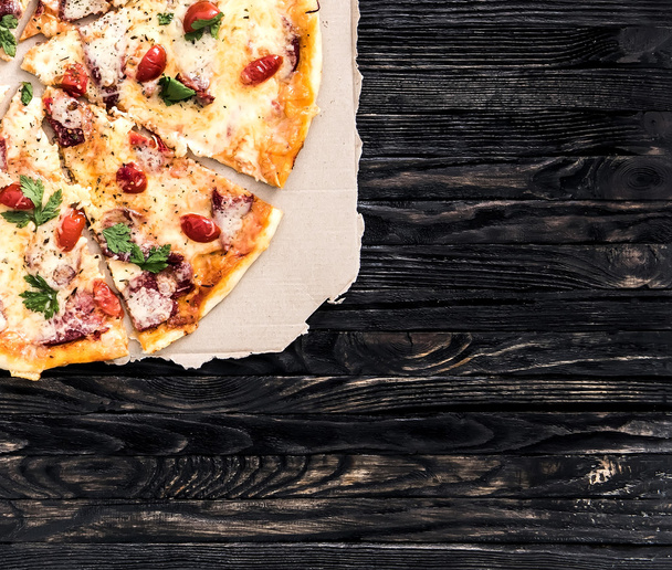 leckere Pizza mit Textfläche - Foto, Bild