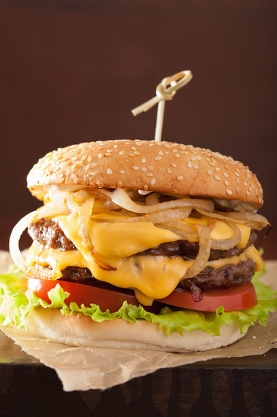dvojitý cheeseburger s rajčaty a cibulí - Fotografie, Obrázek