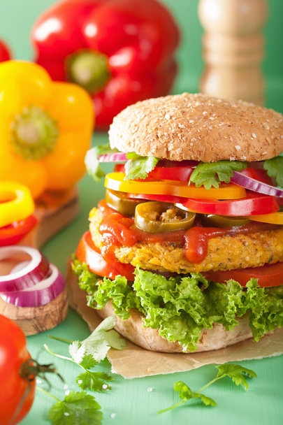 Veggie kikkererwten en suikermaïs hamburger met peper jalapeno UI - Foto, afbeelding