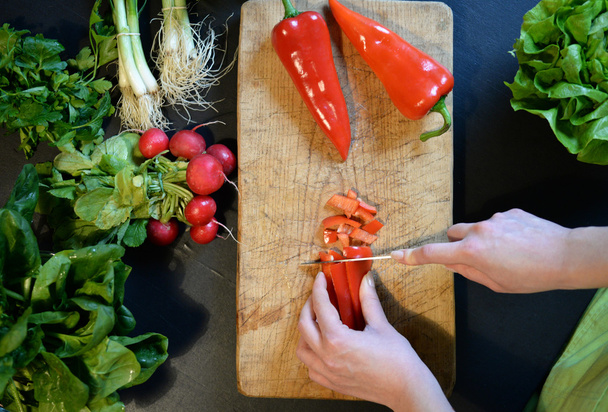  Pimenta de corte feminina para salada. Close up chef corte vegetabl
 - Foto, Imagem