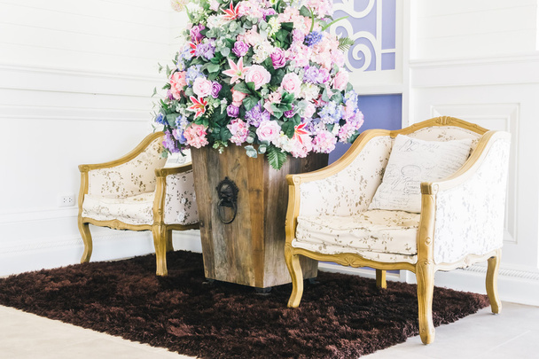 Belles fleurs de vase et chaises vides
 - Photo, image
