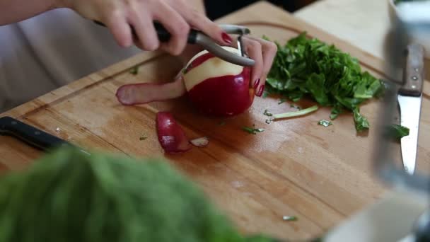 woman peeling apple with peeler - Video, Çekim