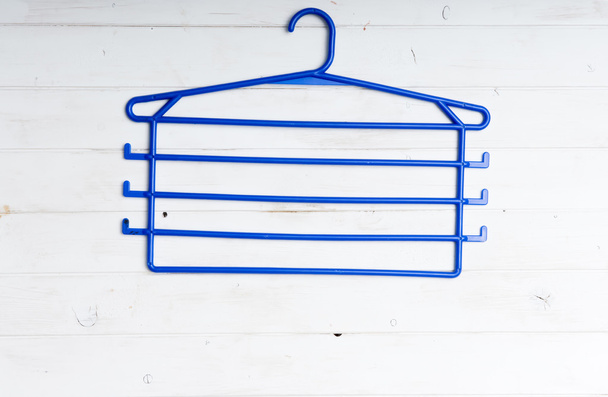 blue plastic clothes hanger - Foto, afbeelding