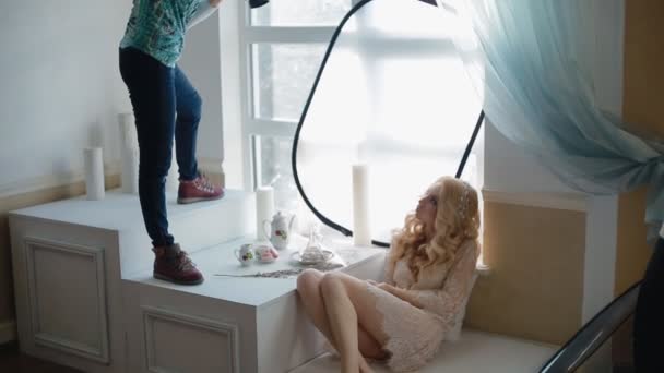 Model pose aan fotograaf in studio - Video