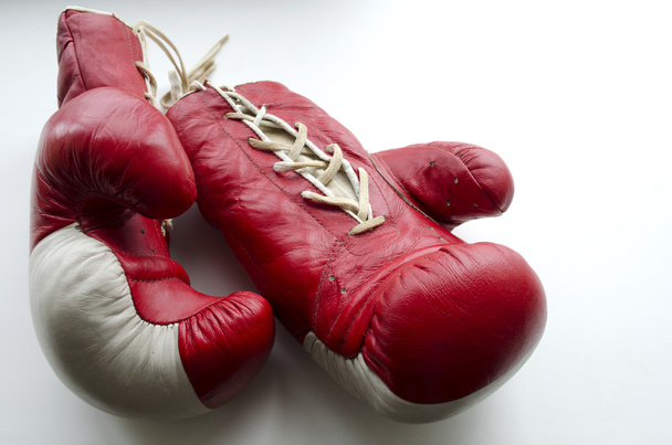 старі червоні та білі боксерські рукавички
 - Фото, зображення