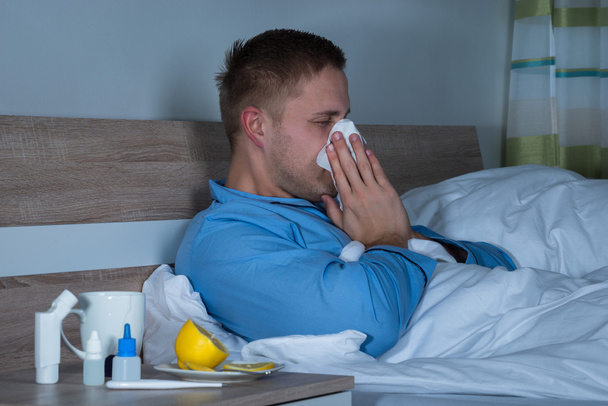 Mann mit Erkältung infiziert - Foto, Bild