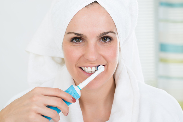 Woman Brushing Teeth - Фото, зображення
