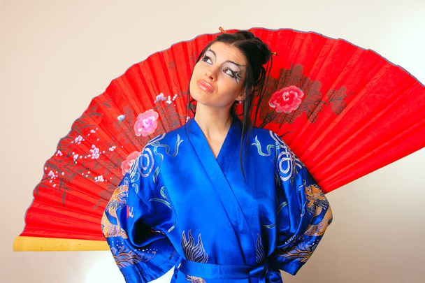 dívka v modrém asijské županu s draky - Fotografie, Obrázek