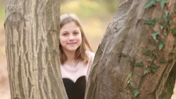 Girl standing by the tree - Záběry, video