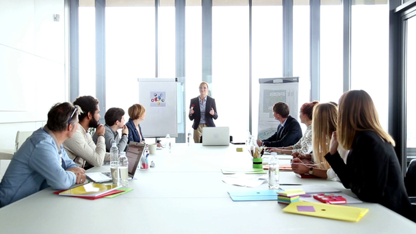 Üzletasszony egy találkozó megbeszélése - Felvétel, videó