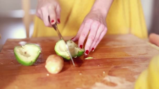 Woman hands cutting avocado - Imágenes, Vídeo