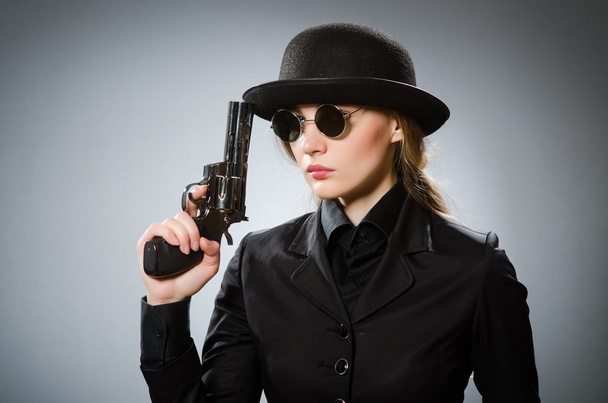 Γυναίκα κατάσκοπος με όπλο κατά του γκρι - Φωτογραφία, εικόνα