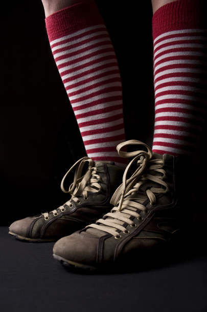 Nő lábát egy pár piros zoknit és cipőt - Fotó, kép