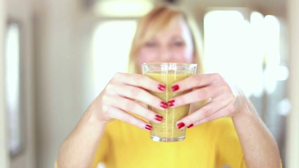 Vrouw bedrijf glas smoothie - Video