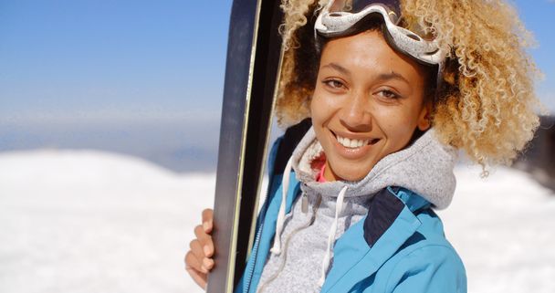 schöne Frau mit Skiern - Foto, Bild