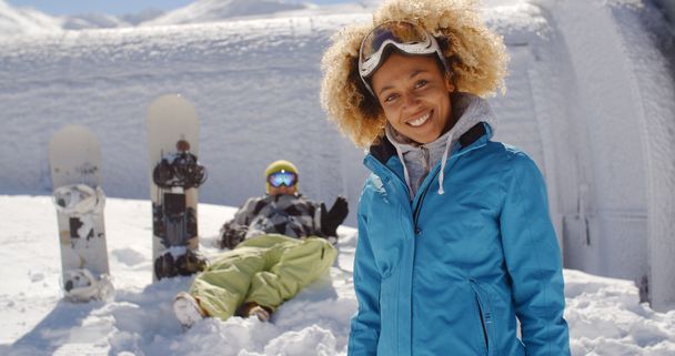 skieur debout près d'un ami dans la neige
 - Photo, image