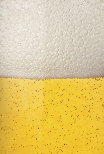 Primer plano de perlas de cerveza, sumando espuma
 - Foto, Imagen