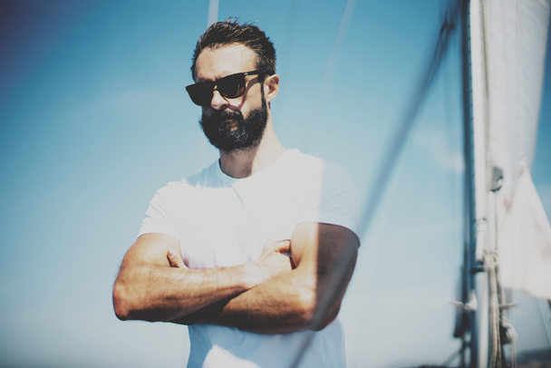 bearded man standing on the yacht - Valokuva, kuva