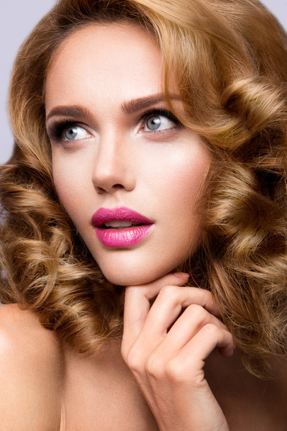 Make-up. Glamour portret van mooie vrouw model met verse make-up en romantische golvende kapsel. - Foto, afbeelding