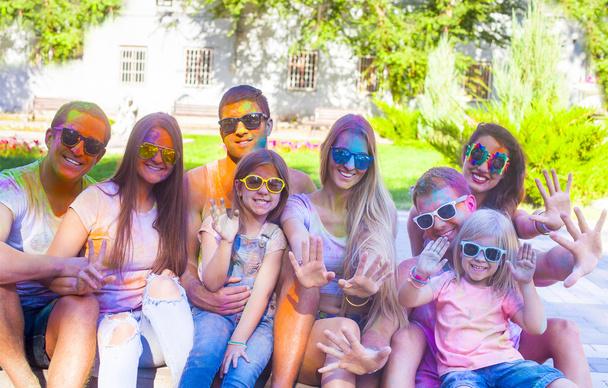 Felices amigos en el festival de color holi
 - Foto, imagen