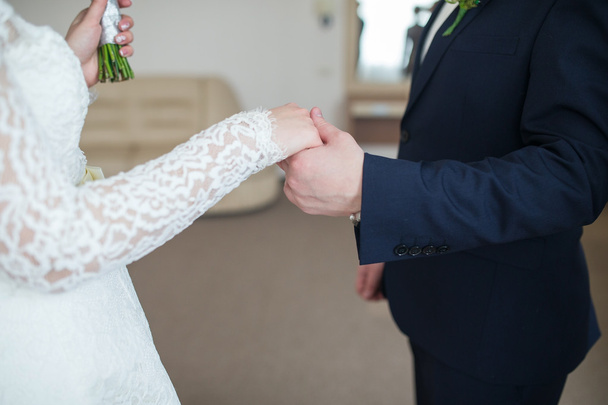 holding hands newlyweds - Foto, Bild