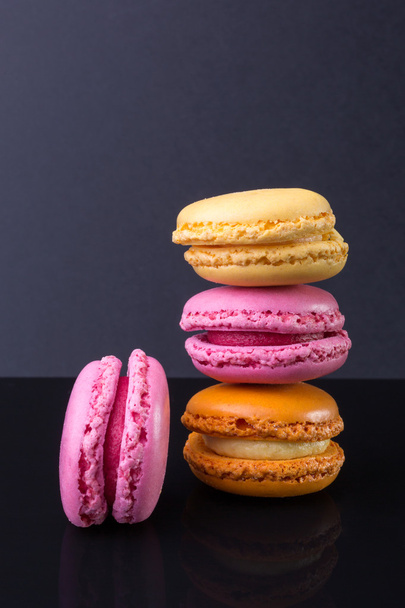 macarons.french небольшие цветные печенье на черном фоне
 - Фото, изображение