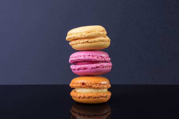 Macarons.French μικρά χρωματιστά cookies σε μαύρο φόντο - Φωτογραφία, εικόνα