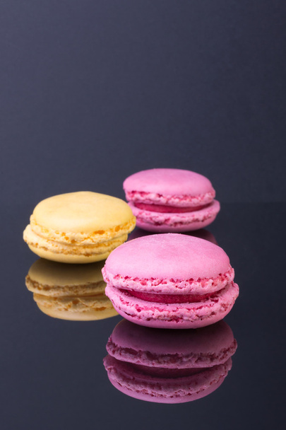 macarons.french küçük kurabiye siyah bir arka plan üzerinde renkli - Fotoğraf, Görsel