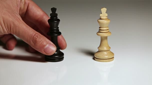 Main mettant vers le bas pièce d'échecs
 - Séquence, vidéo