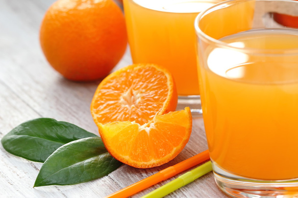 Zumo de mandarina y fruta fresca
 - Foto, Imagen