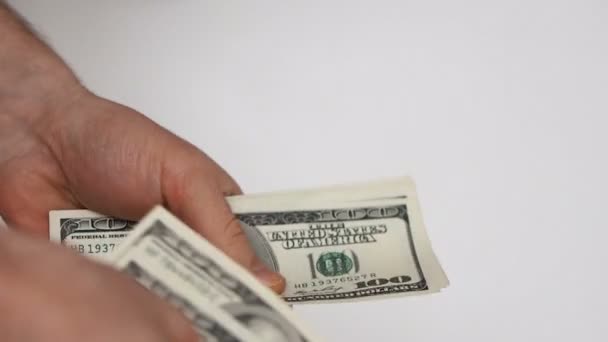 Close-up beeld van mans handen tellen honderd-dollarbiljetten - Video