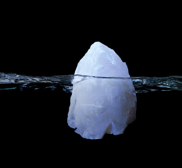iceberg congelé flottant dans l'eau
 - Photo, image