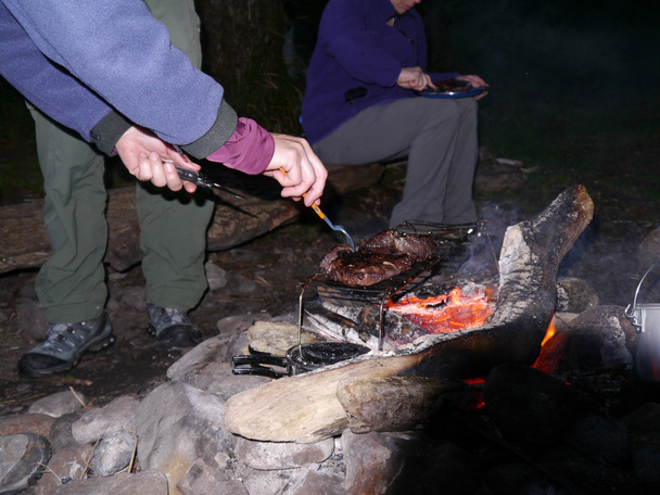 Steaks grillés sur le feu de camp
 - Photo, image