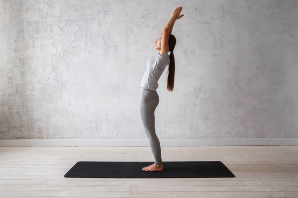 Woman practicing advanced yoga - Valokuva, kuva