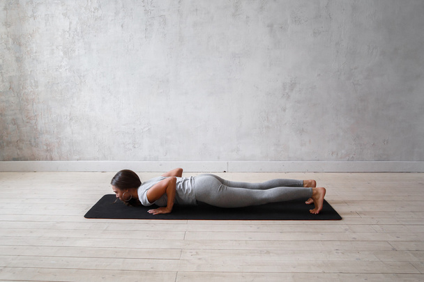 Frau praktiziert fortgeschrittenes Yoga - Foto, Bild