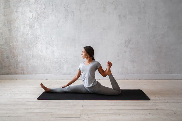 Woman practicing advanced yoga - Foto, immagini