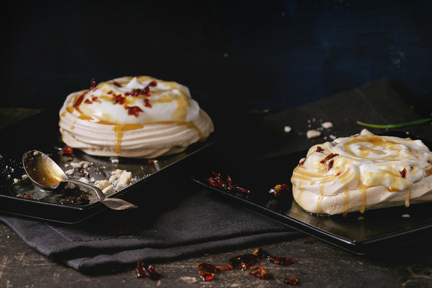 Pavlova dessert with caramel - Φωτογραφία, εικόνα