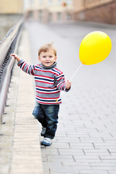 mały chłopiec z żółty balon w ręku - Zdjęcie, obraz