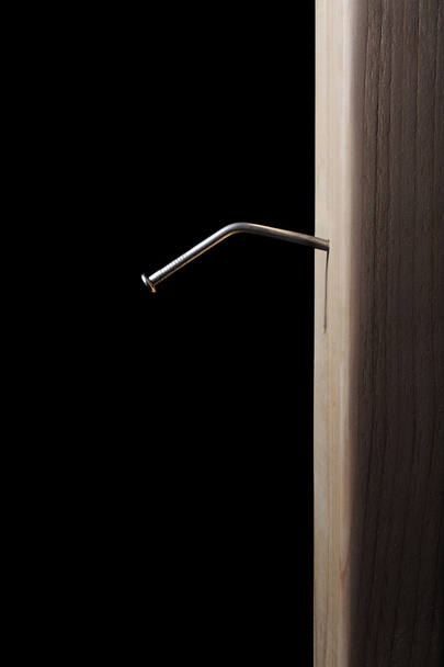 Gebogen nagel in hout - Foto, afbeelding